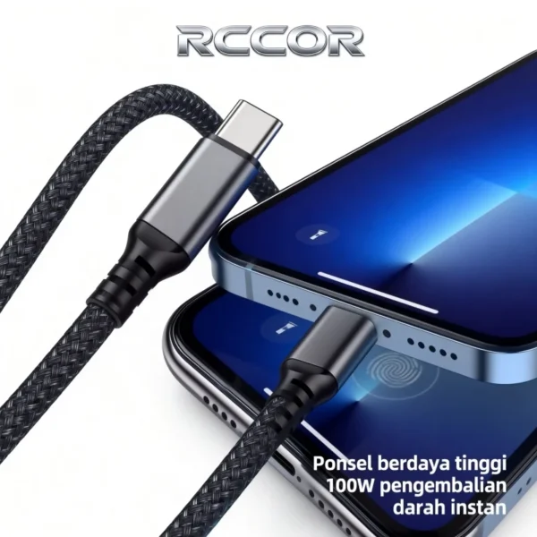 Kabel 3 in 1 dengan konektor Type C Lightning dan Micro USB