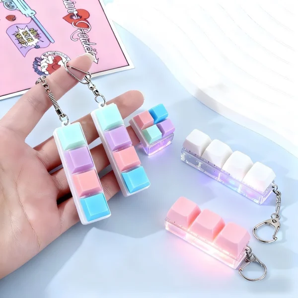 Tampilan samping keychain mechanical keyboard dengan base PVC solid